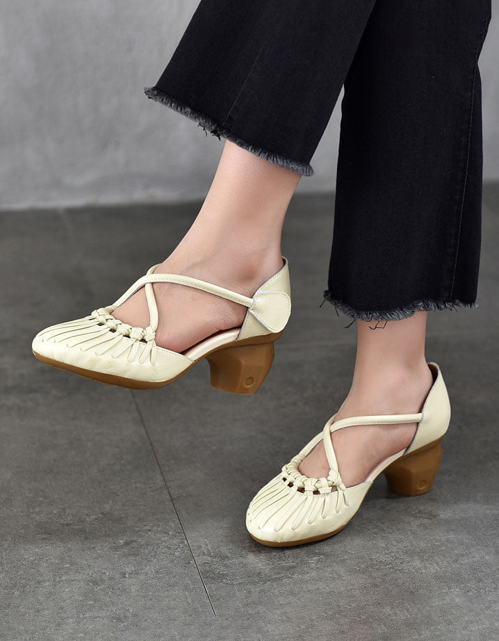 Sandales Élégantes à Talons Épais et Brides Croisées beige — portées (4)