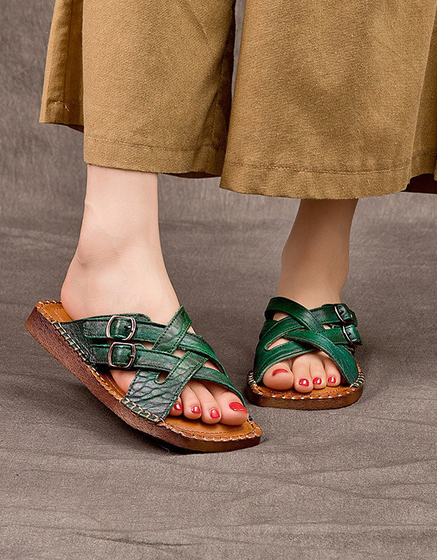 Mules en Cuir à Brides Croisées vert — paire en studio (5)