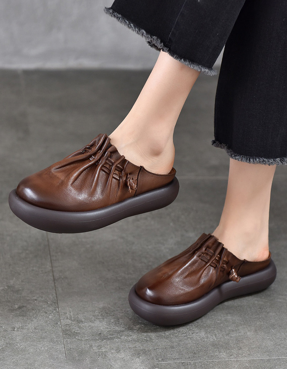 Mules Plateforme Artisanales à Bout Rond marron — paire en studio (3)