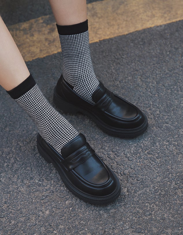 Mocassins en cuir noirs à glands sur asphalte — Vue paire — Modisque