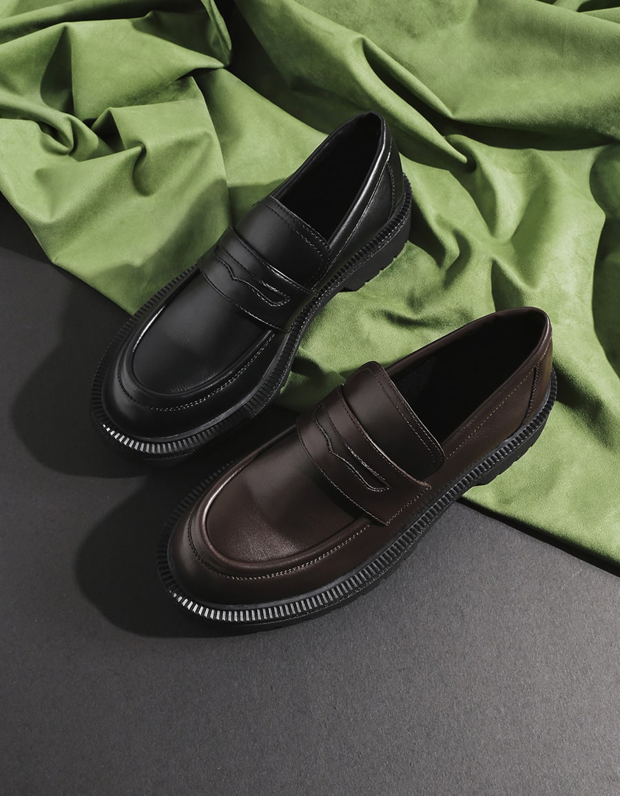 Mocassins en cuir café — Détail de la boucle et des glands — Modisque