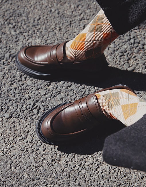 Mocassins en cuir café à glands portés — Vue lifestyle — Modisque